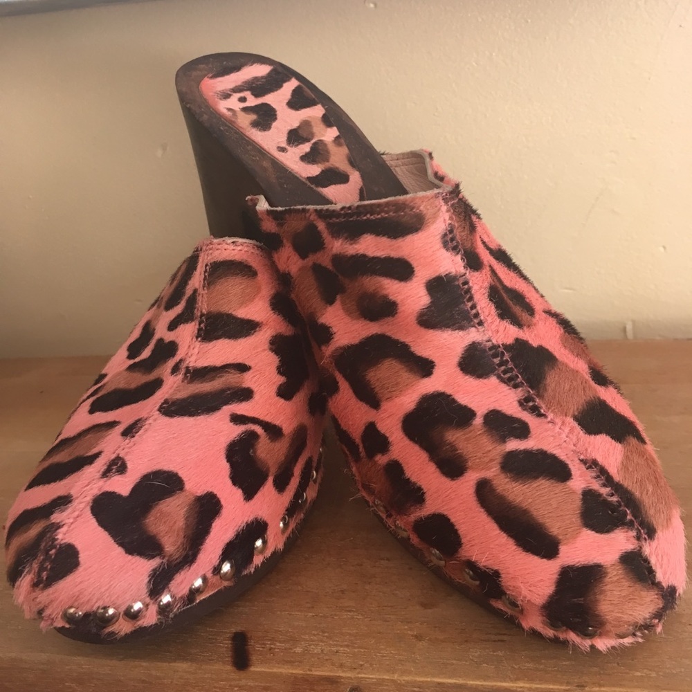 Betsy Johnson clogs faux leopard pink